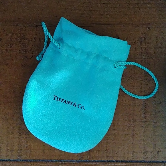 Woman LOVE a Tiffany blue box!! - Picture 7 of 13